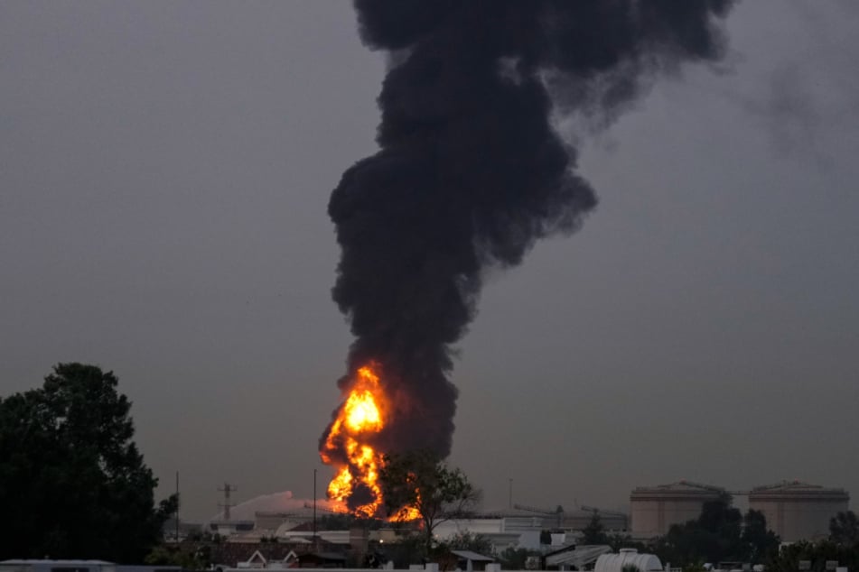 Etliche Drohnen haben Dubai im Laufe des Krieges inzwischen schon getroffen - immer wieder kam es dadurch auch zu Bränden.