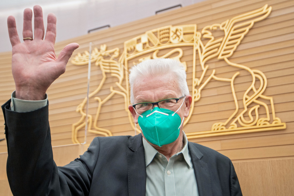 Winfried Kretschmann (72, Bündnis 90/Die Grünen), Ministerpräsident von Baden-Württemberg, will sich am Freitag mit AstraZeneca impfen lassen.