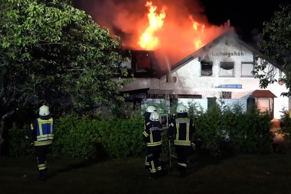 Das Gebäude stand komplett in Flammen. Der Schaden wird auf eine mittlere sechsstellige Summe geschätzt.