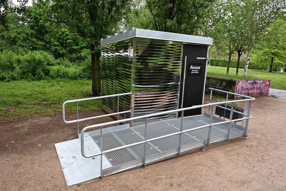 Die Außenansicht der neuen Toilette im Lene-Voigt-Park.