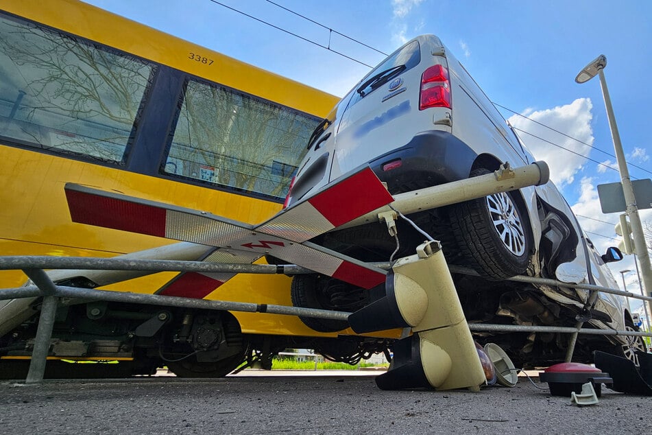 Das Auto wurde an einer Haltestelle an der Plieninger Straße eingekeilt.