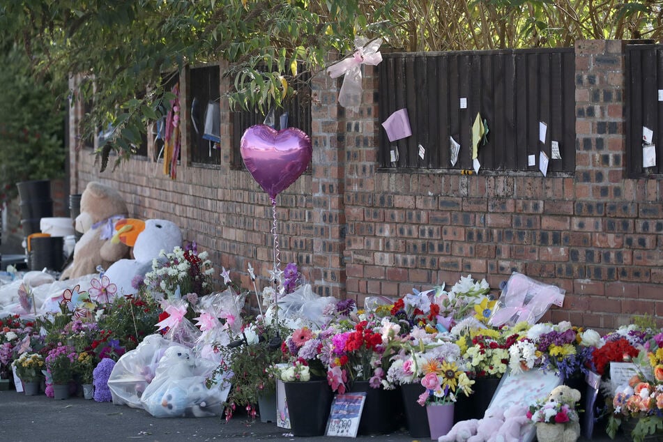 Menschen haben für die verstorbenen Kinder des Southport-Attentats Andenken und Blumen niedergelegt. (Archivbild)