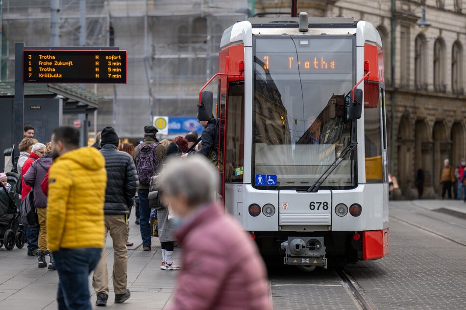 An einer Straßenbahn-Haltestelle in Halle wurde eine 84-Jährige schwer verletzt. (Archivbild)