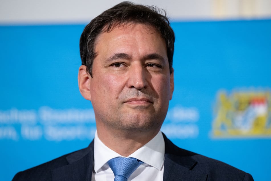 Bayerns Justizminister Georg Eisenreich (53, CSU) hat sich zu den Vorwürfen von Übergriffen, Misshandlungen und Folter in der JVA Augsburg-Gablingen geäußert.