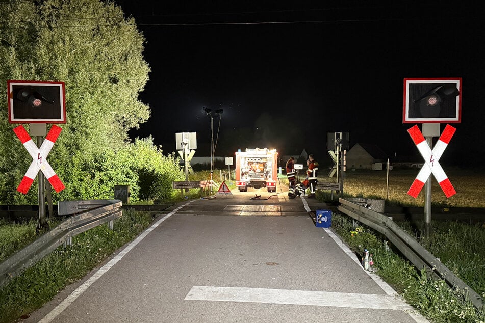 An diesem Bahnübergang bei Manching kam es in der Nacht zum tödlichen Unfall.
