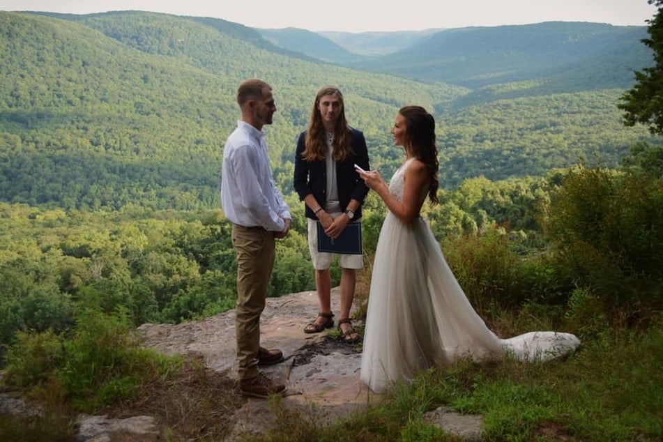 Vor dem Stunt-Foto haben Skye und Ryan Myers zunächst mal in aller Ruhe und vor malerischer Kulisse geheiratet.