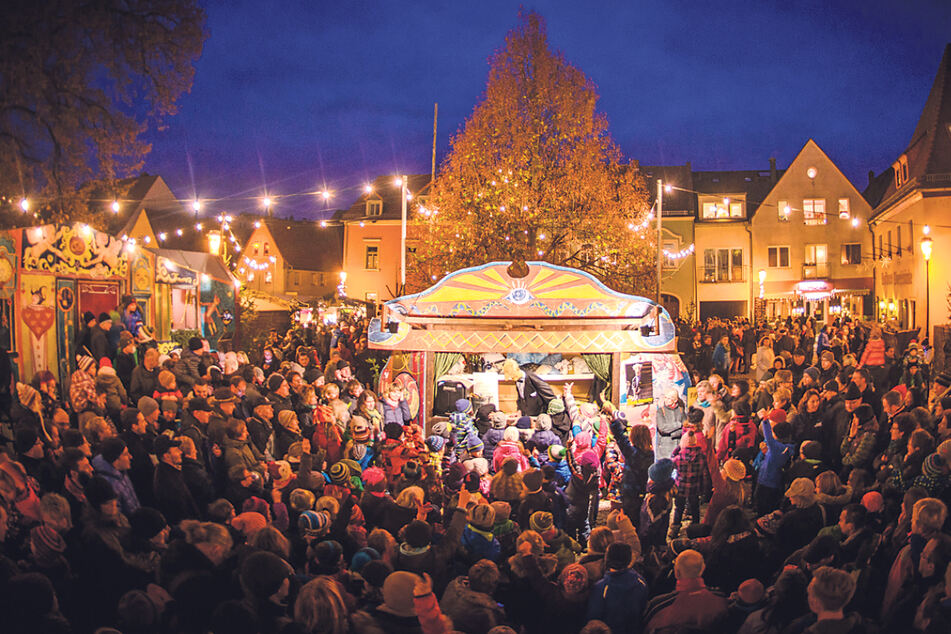"Lichterglanz &amp; Budenzauber" - der Weihnachtsmarkt in Altkötzschenbroda macht seinem Namen alle Ehre.