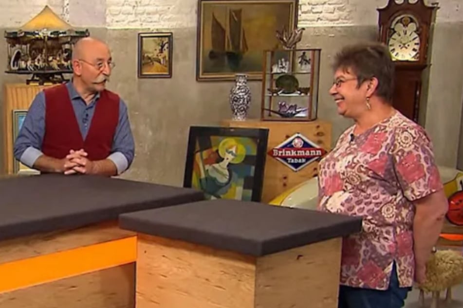 Rita Hullmann aus Köln bietet bei "Bares für Rares" eine Tasse aus den 1890er-Jahren zum Verkauf an.