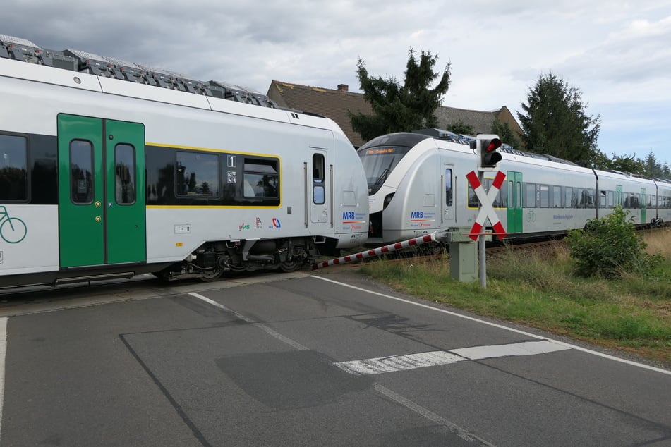Der Regionalexpress überrollte die abgerissenen Schranken.
