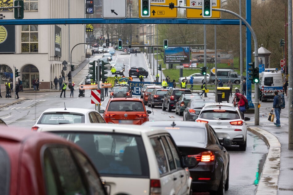 Klima-Protest auf der Leipziger Straße in Chemnitz: Es bildeten sich kurze Staus, Insider nutzten Schleichwege.