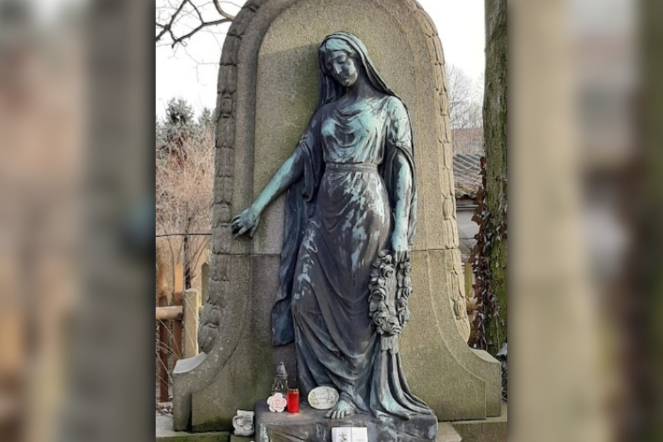 Diese lebensgroße Statue stahlen Grabräuber vom historischen Gottesacker.