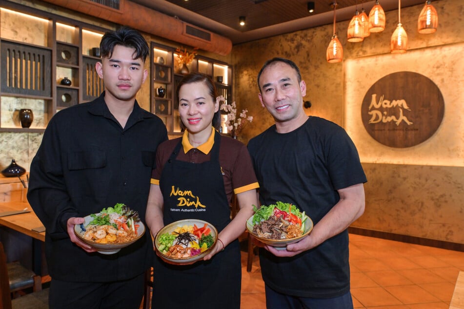 Die ganze Familie packt im "Nam Dinh" mit an: Sohn Hoang Duy Long Nguyen (23, v.l.n.r.), Mama Thi Ha Nguyen (47) und Papa Thanh Tung Nguyen (54).