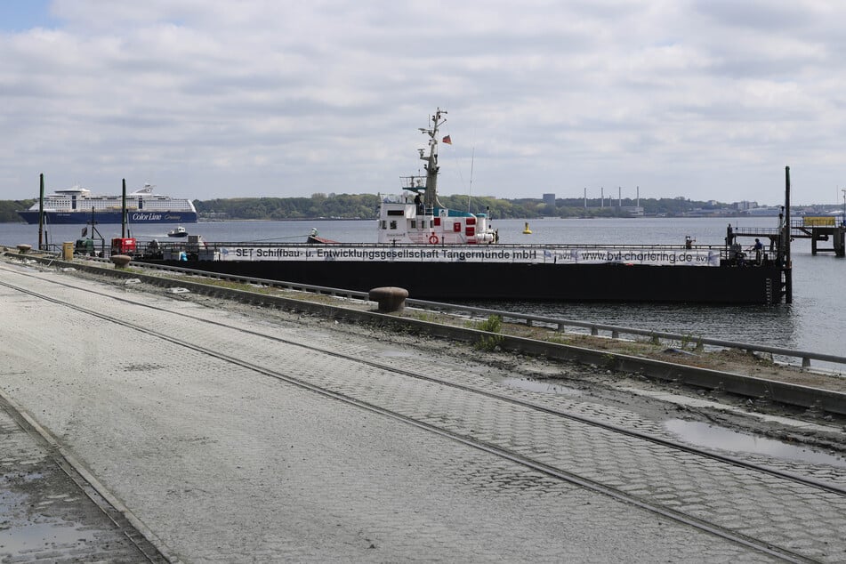 Nach der Freilassung des Buckelwals legten der Schlepper "Robin Hood" und die Barge am Kieler Scheerhafen an.