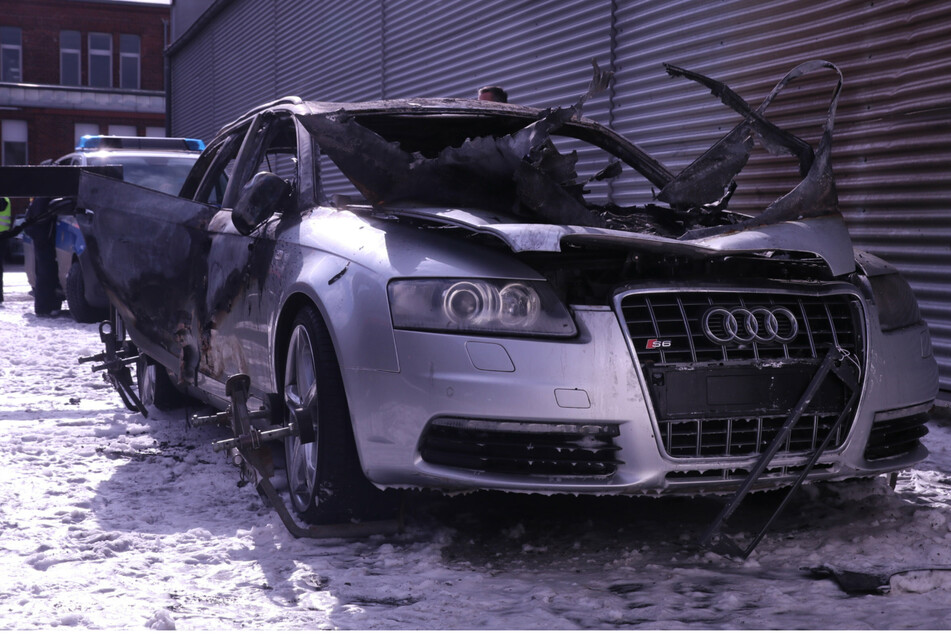 Bei dem ausgebrannten Fluchtwagen, der südlich der Stadtautobahn in Tempelhof-Schöneberg gefunden wurde, handelt es sich um einen silbernen Audi S6.