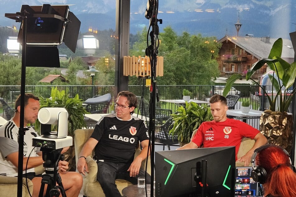 Der Tirol Talk aus dem Trainingslager findet in der Hotellobby statt.