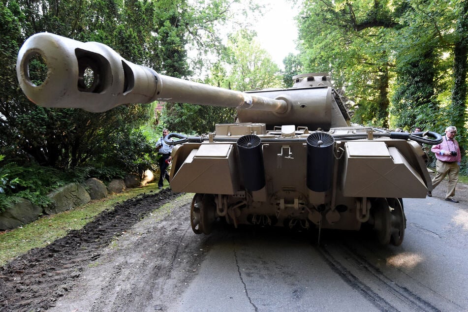 Der Panzerkampfwagen von Typ "Panther" steht zum Abtransport bereit.