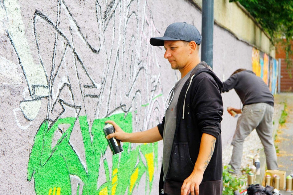 Bunte Aktion am Tag der offenen Tür: Beim Graffiti-Workshop dürfen Kids und Teens selbst zur Spraydose greifen.