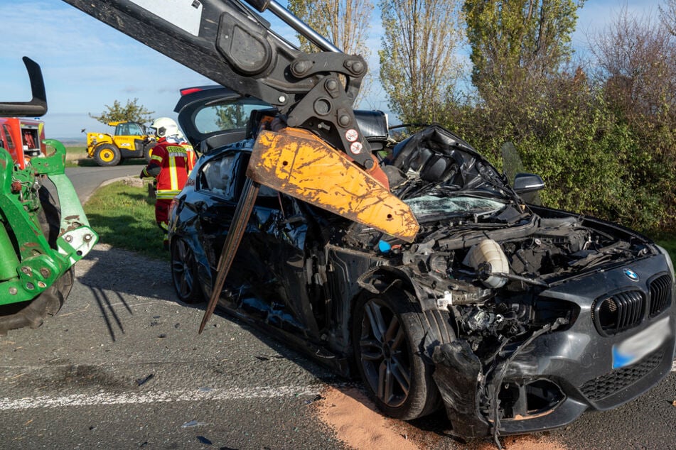 BMW-Fahrer missachtet durchgezogene Linie und wird von Traktor durchbohrt