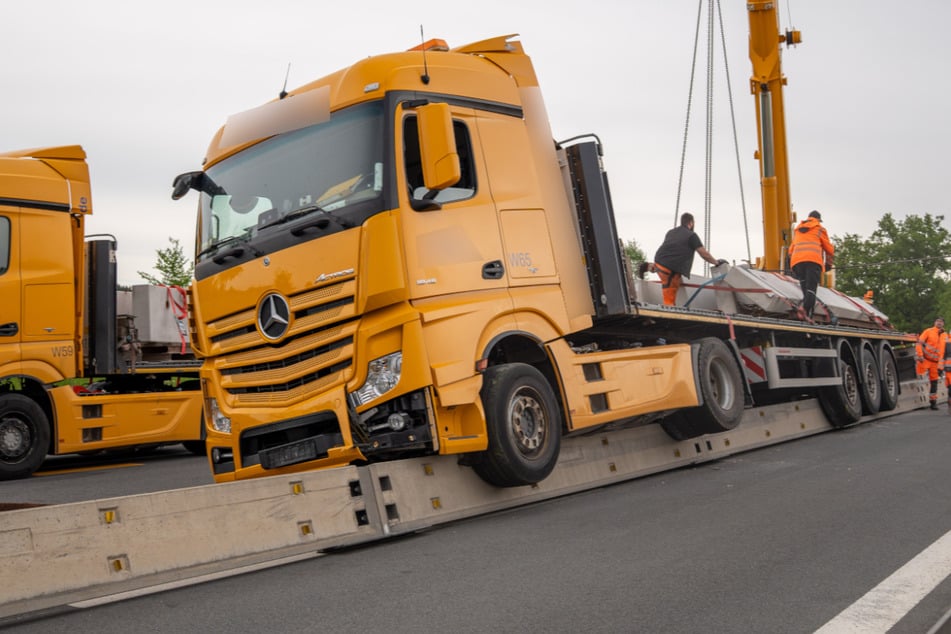 Damit der Lkw geborgen werden kann, muss er vollständig entladen werden.