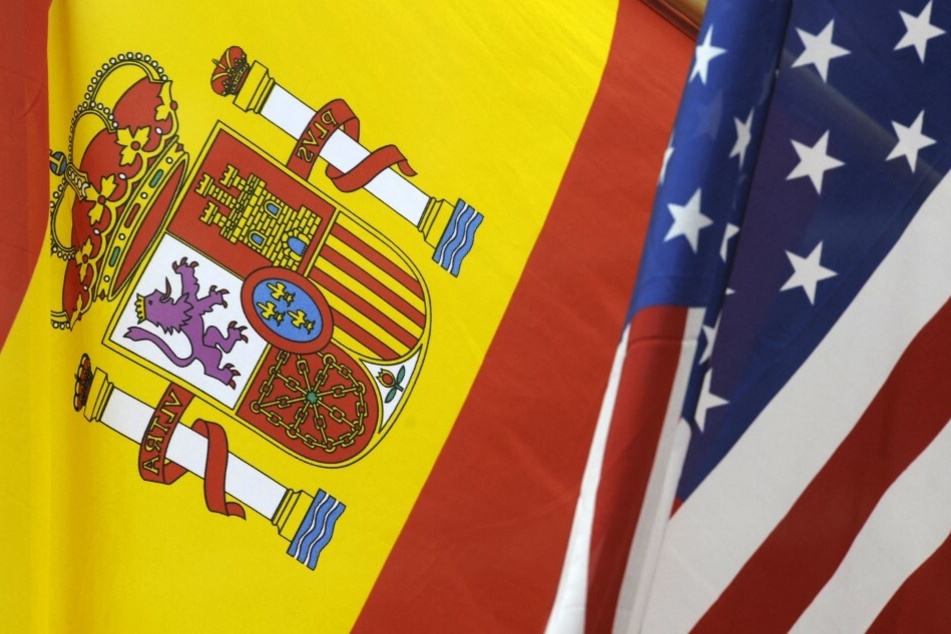 Spain has reportedly expelled two US embassy staff accused of infiltrating the Spanish intelligence service.