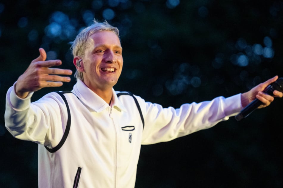 Kraftklub-Frontmann Felix Kummer (36) kündigte bei einem Überraschungskonzert am Schauspielhaus das neue Album an.