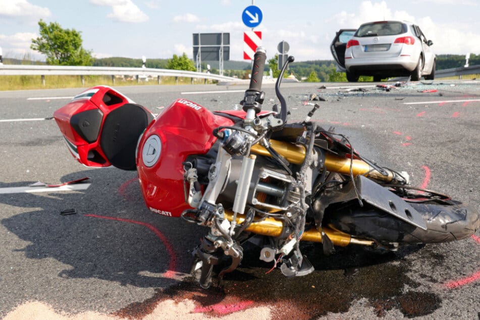 Schwerer Biker-Unfall im Erzgebirge: Motorradfahrer kracht gegen Opel