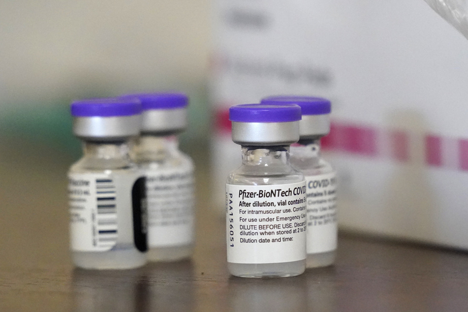 Ampullen des Impfstoffs von Biontech/Pfizer gegen das Coronavirus SARS-CoV-2. Das Unternehmen Biontech will bis zu 75 Millionen Impfdosen mehr an EU liefern.