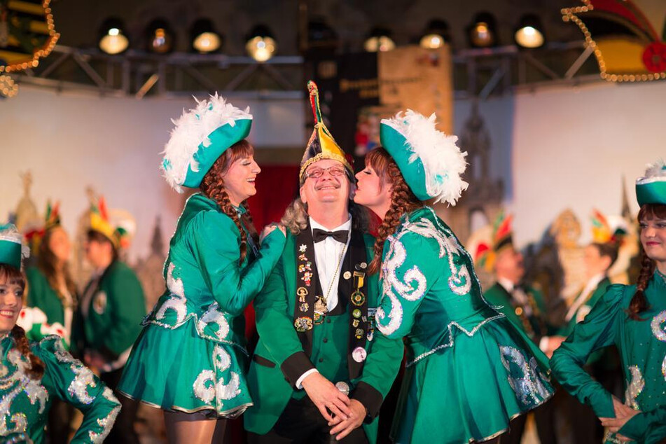 In diesem Jahr läuft die fünfte Jahreszeit so ganz anders als gewohnt, doch "wir lassen uns nicht unterkriegen", sagt Michael Thiele (63) vom Dresdner Carneval-Club.