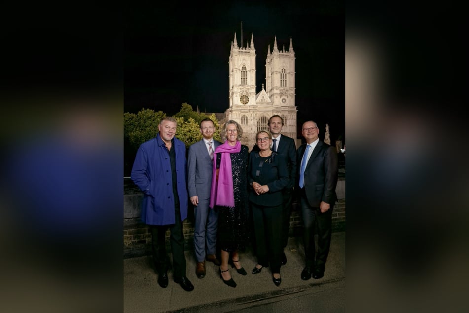 Die sächsische Delegation vor Westminister Abbey (v.l.): Sänger Renè Pape, Jan Przewoźniak (polnischer Attaché), Susanne Baumann (Deutsche Botschafterin), Kulturministerin Barbara Klepsch, Komponist Sven Helbig und Kreuzkantor Martin Lehmann.