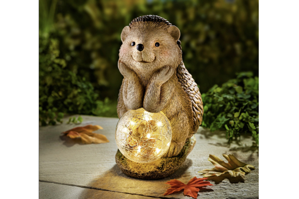 Der Igel "Franz" ist eine süße Deko-Figur mit Beleuchtung für Balkon und Garten im Herbst.