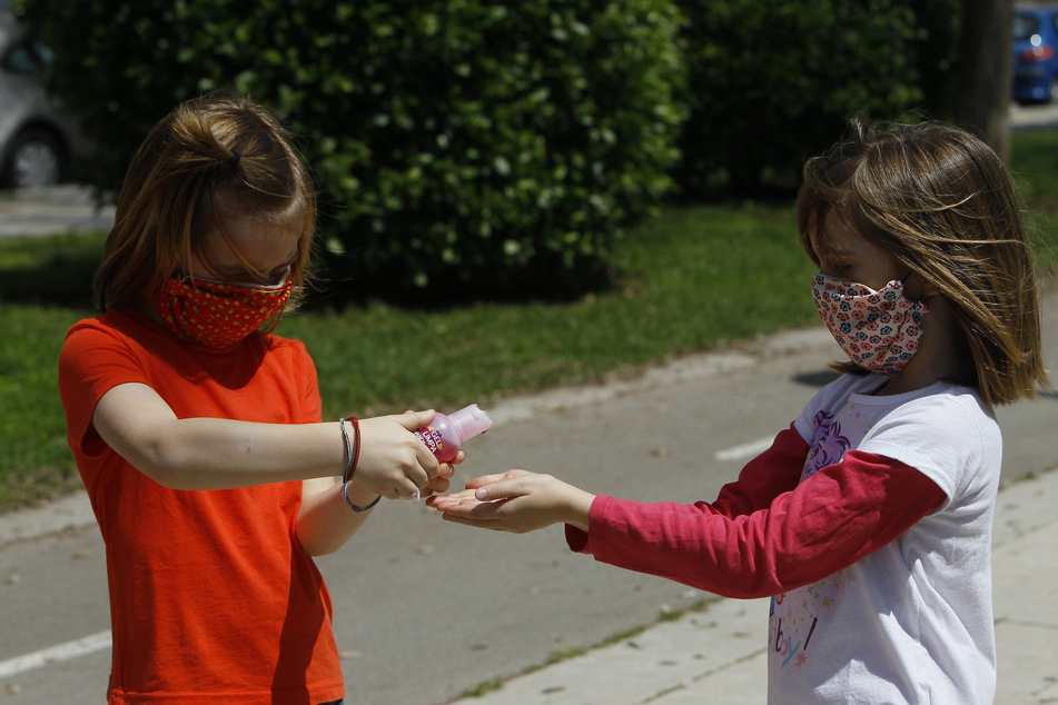 Spanien: Ab heute dürfen Kinder unter 14 Jahren zusammen mit einem Elternteil bis zu einer Stunde und innerhalb eines Kilometers von zu Hause aus spazieren gehen.