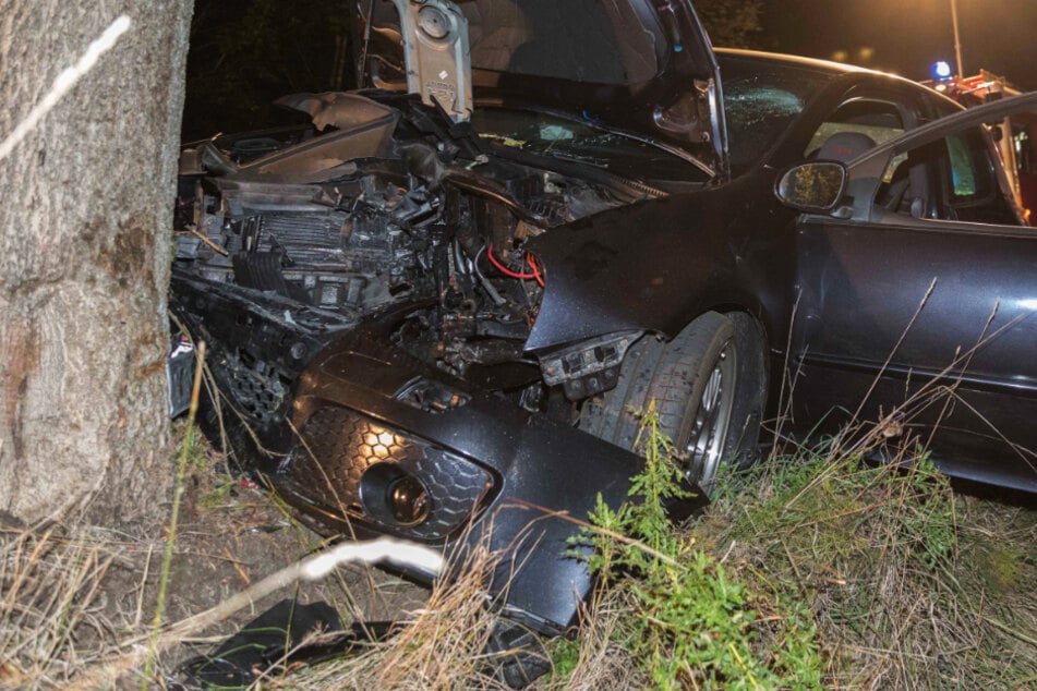 Tödlicher Baum-Crash in Sachsen: Fahrer stirbt im Krankenhaus