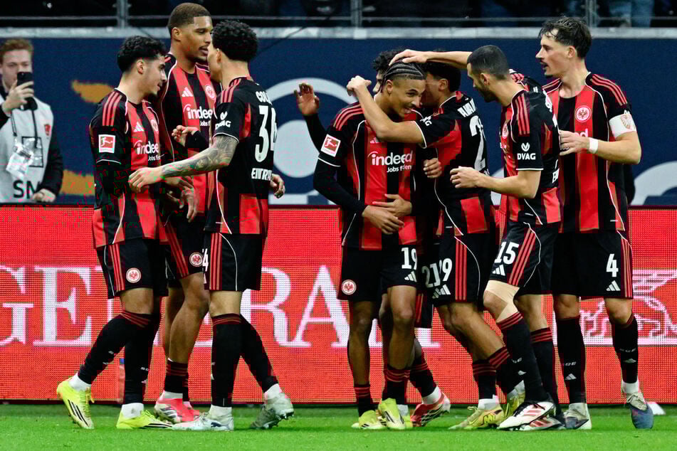 Die Frankfurter Spieler bejubeln mit Torschütze Jean-Mattéo Bahoya (M.) dessen Treffen zum 2:0-Endstand gegen den SC Freiburg. Ein Sieg, der im Kampf um die Plätze im europäischen Wettbewerb immens wichtig war.