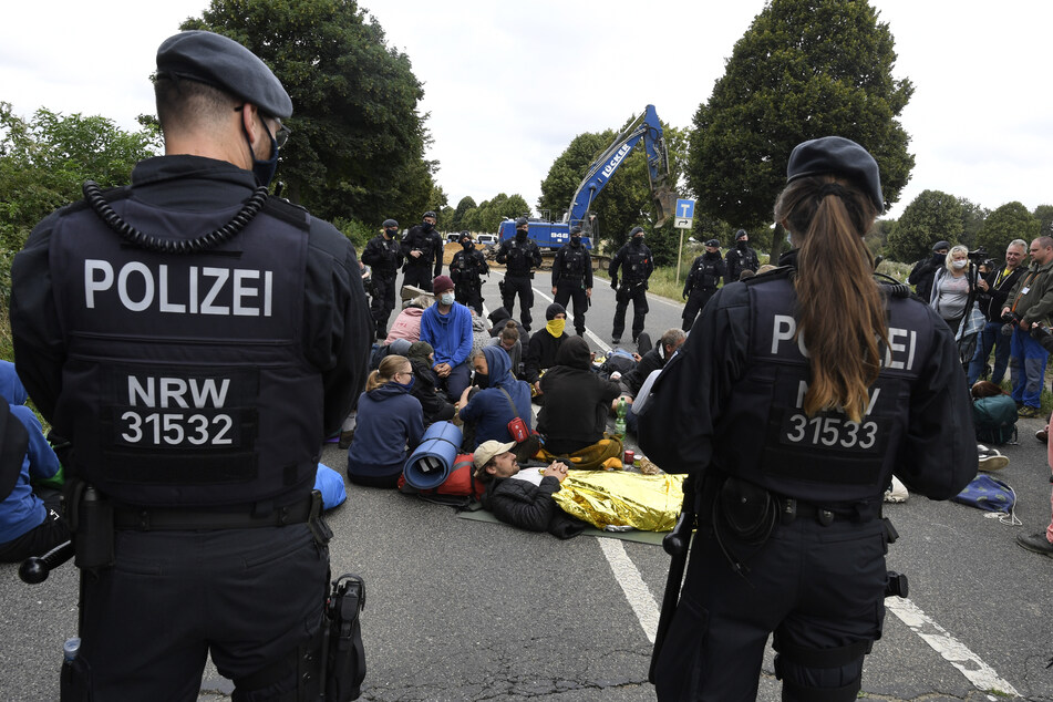 Demonstranten blockieren am Montag die Straße L277, um deren Abriss zu verhindern. Auch am Dienstag folgten Sitzblockaden.