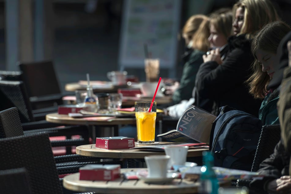Im Café zu sitzen und die Sonne zu genießen wird bald wieder möglich sein.