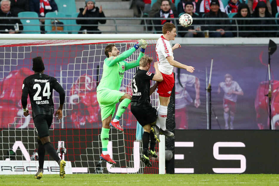 Nach einer Flanke sprang Marcel Halstenberg höher als Martin Hinteregger, kam vor Keeper Kevin Trapp an den Ball, köpfte aber drüber.
