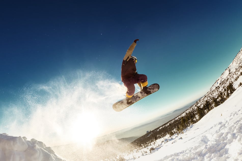 Ein junger Mann aus Deutschland ist nach einem folgenschweren Sturz mit seinem Snowboard ums Leben gekommen. (Symbolbild)
