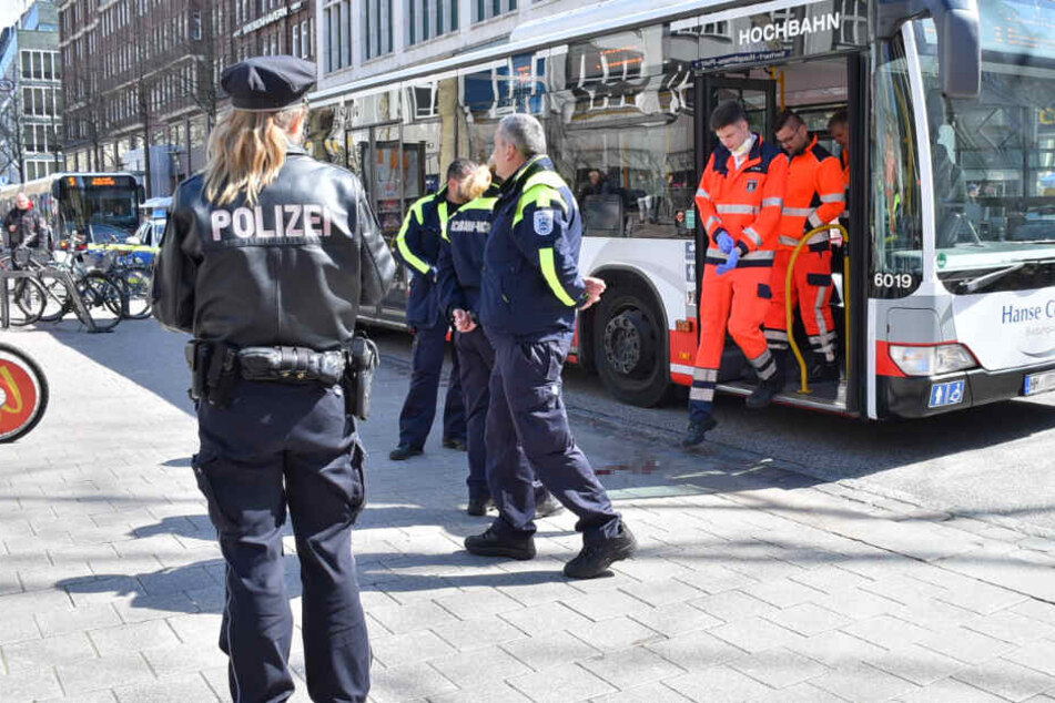 Einsatzkräfte stehen am Unfallort in der Mönckebergstraße.