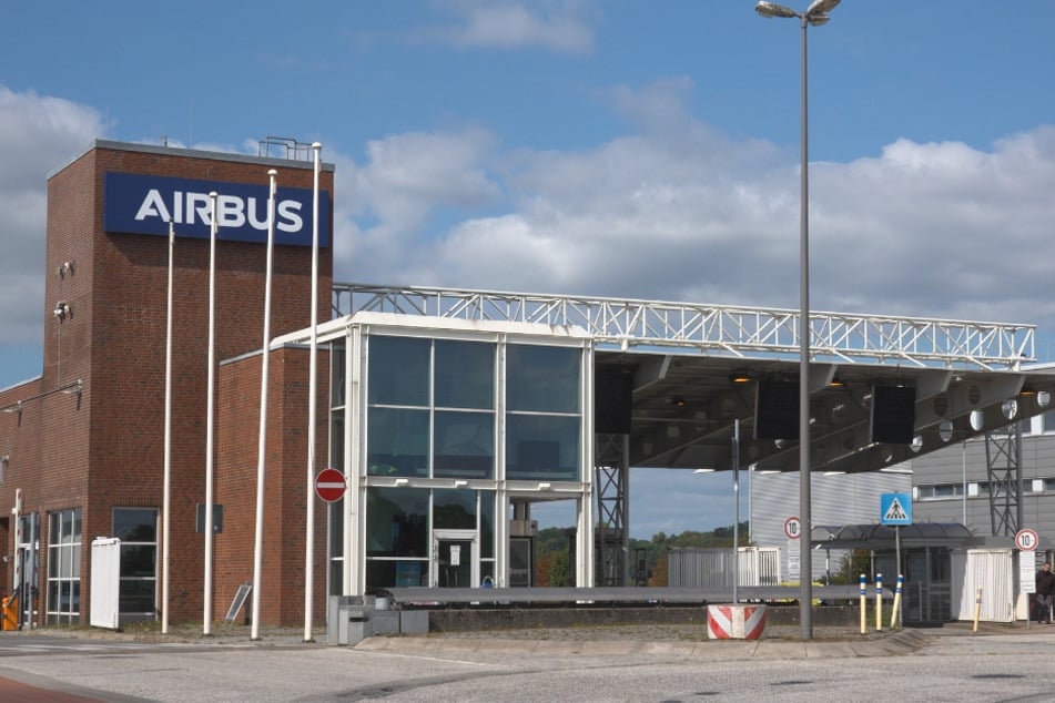 Schwerer Arbeitsunfall bei Airbus: Mann in 23 Metern Höhe von Stahlträger eingeklemmt