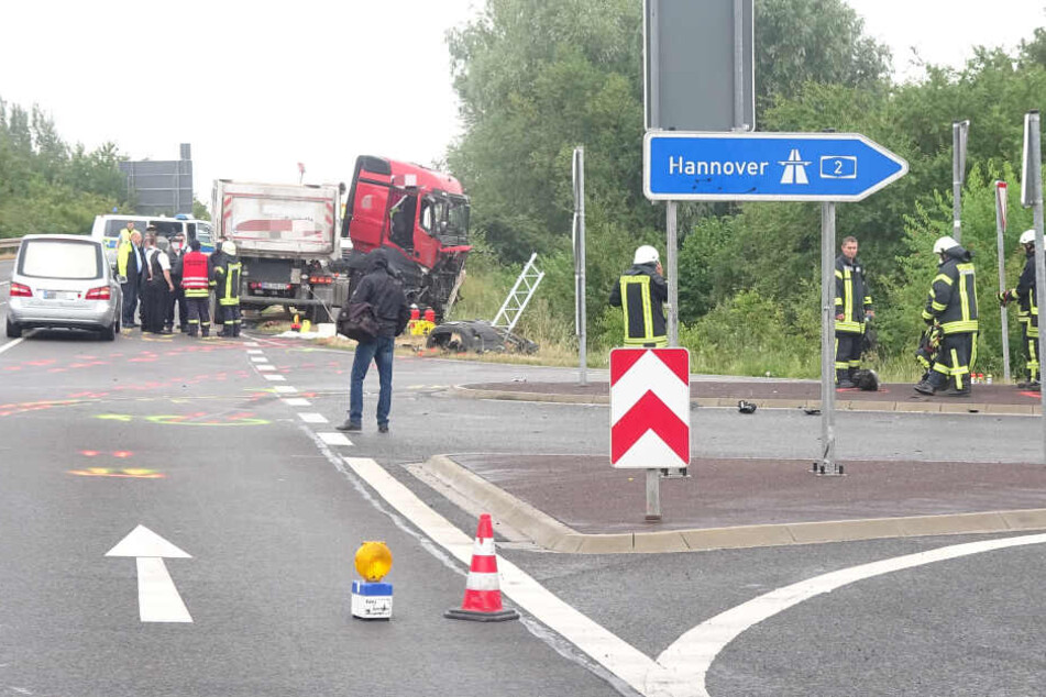 Bei dem Horror-Crash am Montagmorgen sind zwei Menschen ums Leben gekommen.