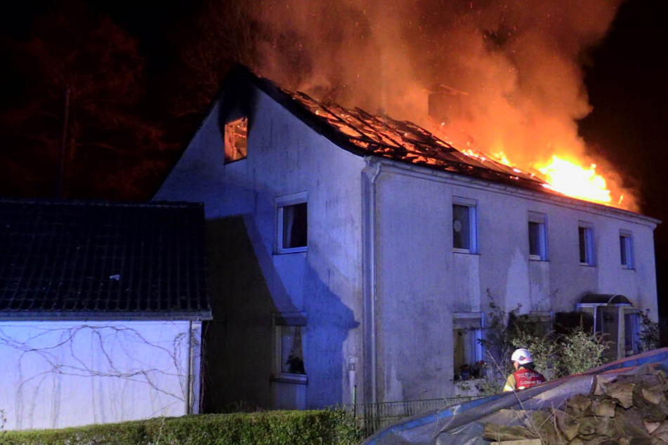 Als die Feuerwehr eintraf, stand der Dachstuhl des Einfamilienhauses bereits komplett in Flammen.