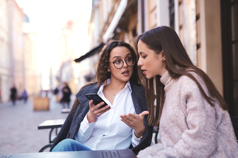 Sobald es den Partner oder die Partnerin verletzt, ist Micro Cheating mehr als ein harmloser Flirt.