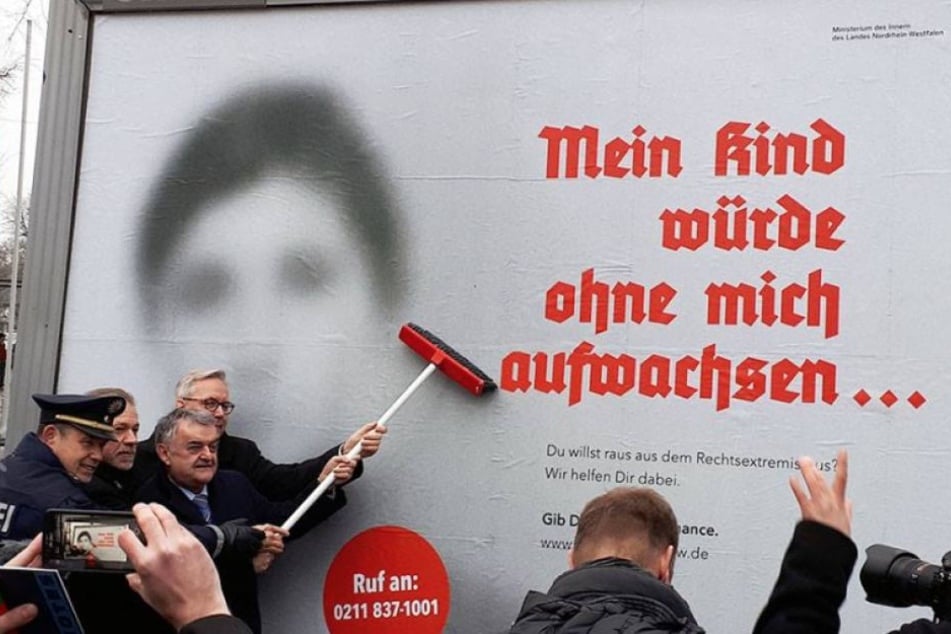 Der NRW-Innenminister Herbert Reul klebte das erste Plakat selbst auf.