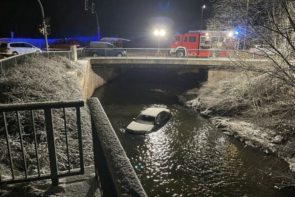 Der Mercedes landete nach der Messerattacke samt Insassen in der eiskalten Göltzsch.