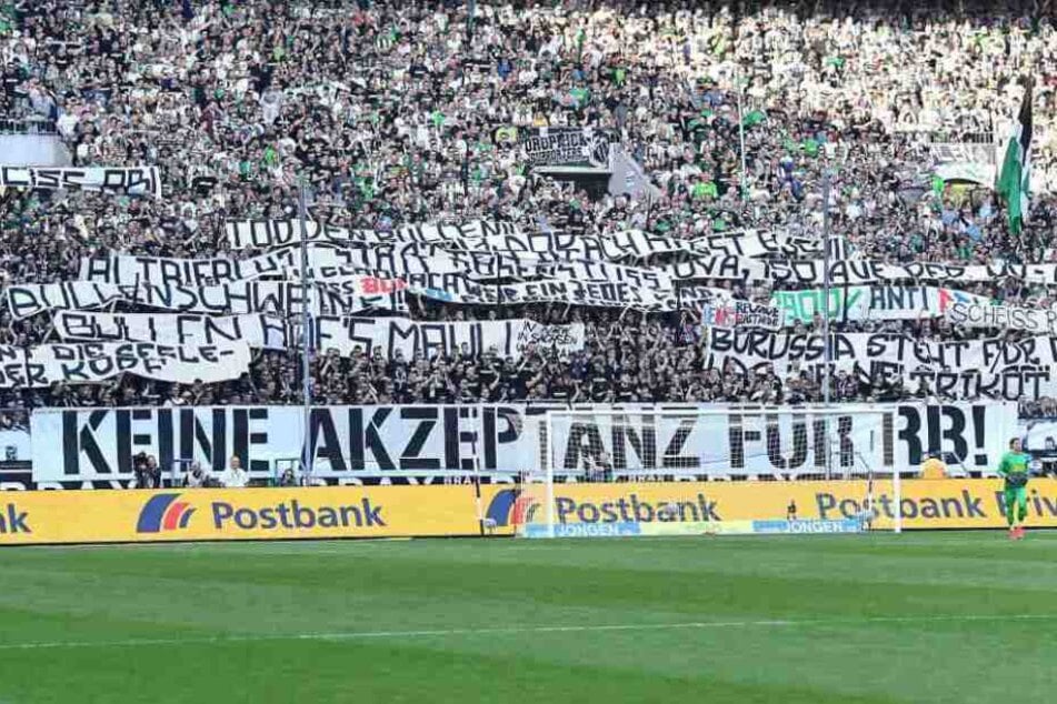 Mit zahlreichen Spruchbändern haben Gladbach-Fans am Samstag für Entsetzen gesorgt.