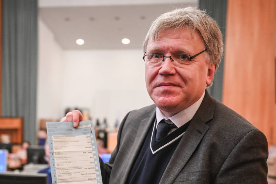 Landeswahlleiter Stephan Bröchler (61) hat einem Fehler beim Wahl-Datum auf einem Hinweiszettel in englischer Sprache eingeräumt.
