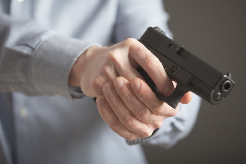 Der bislang unbekannte Täter hielt dem Angestellten eine Waffe vors Gesicht. (Symbolbild)