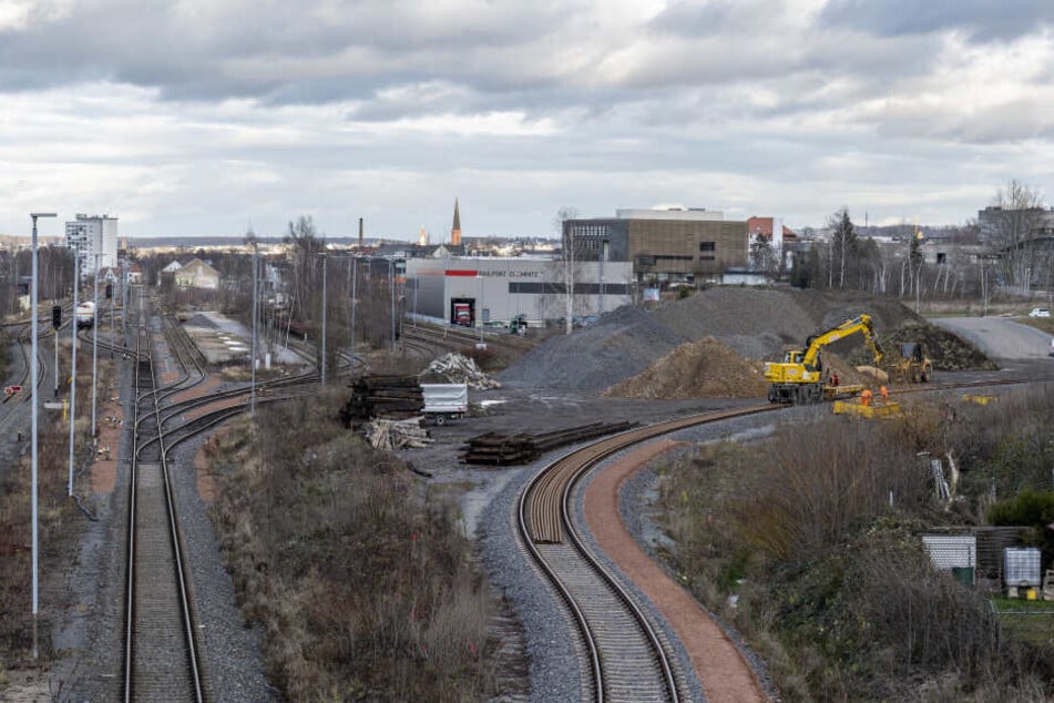 Zwischen Railport und und Fußgängerbrücke an der Wolkensteiner Straße kann es am Dienstag laut werden.
