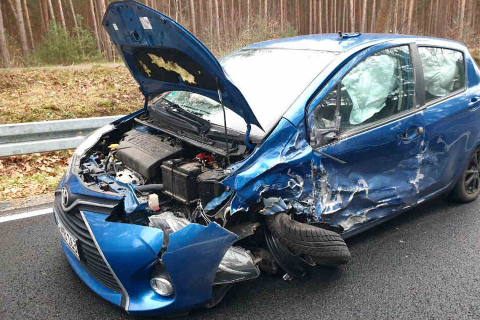 Dieses Auto blieb an einer Leitplanke stehen.