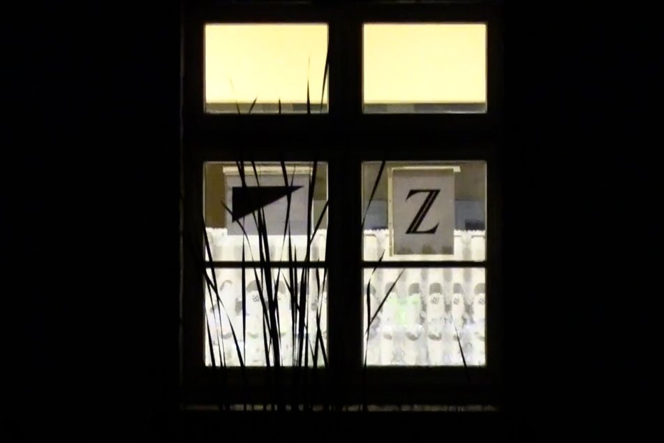 Aus seiner Gesinnung machte der Mann offenbar keinen Hehl: Gut sichtbar befestigte er ein "Z-Symbol" am Fenster.